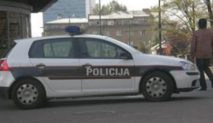 Četiri osobe povrijeđene u sudaru dva automobila u Tuzli