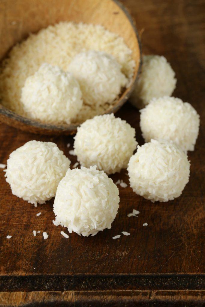 Zdrave poslastice: Čokoladne proteinske kuglice s kokosom