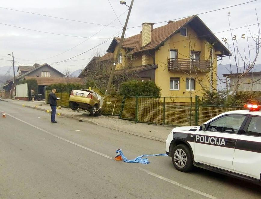 Poznat identitet Zeničanina koji se automobilom zabio u stub i poginuo