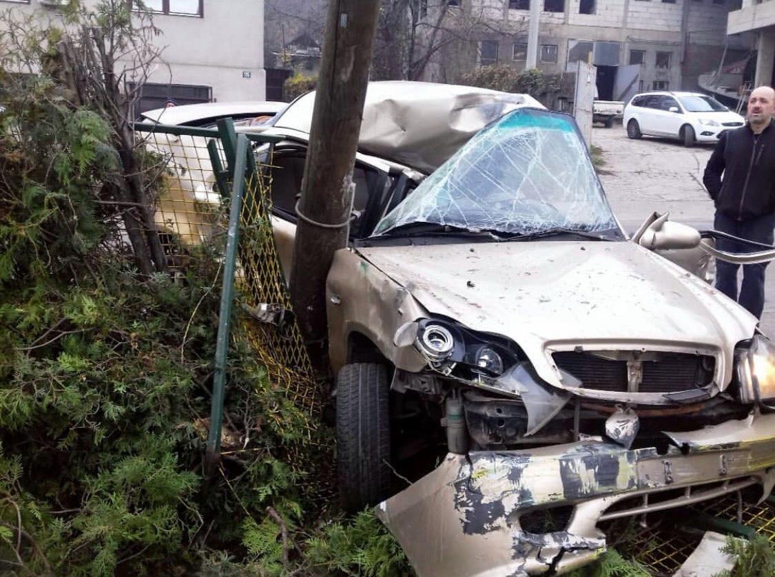 Zaključao mu se volan pa se zabio u stub?