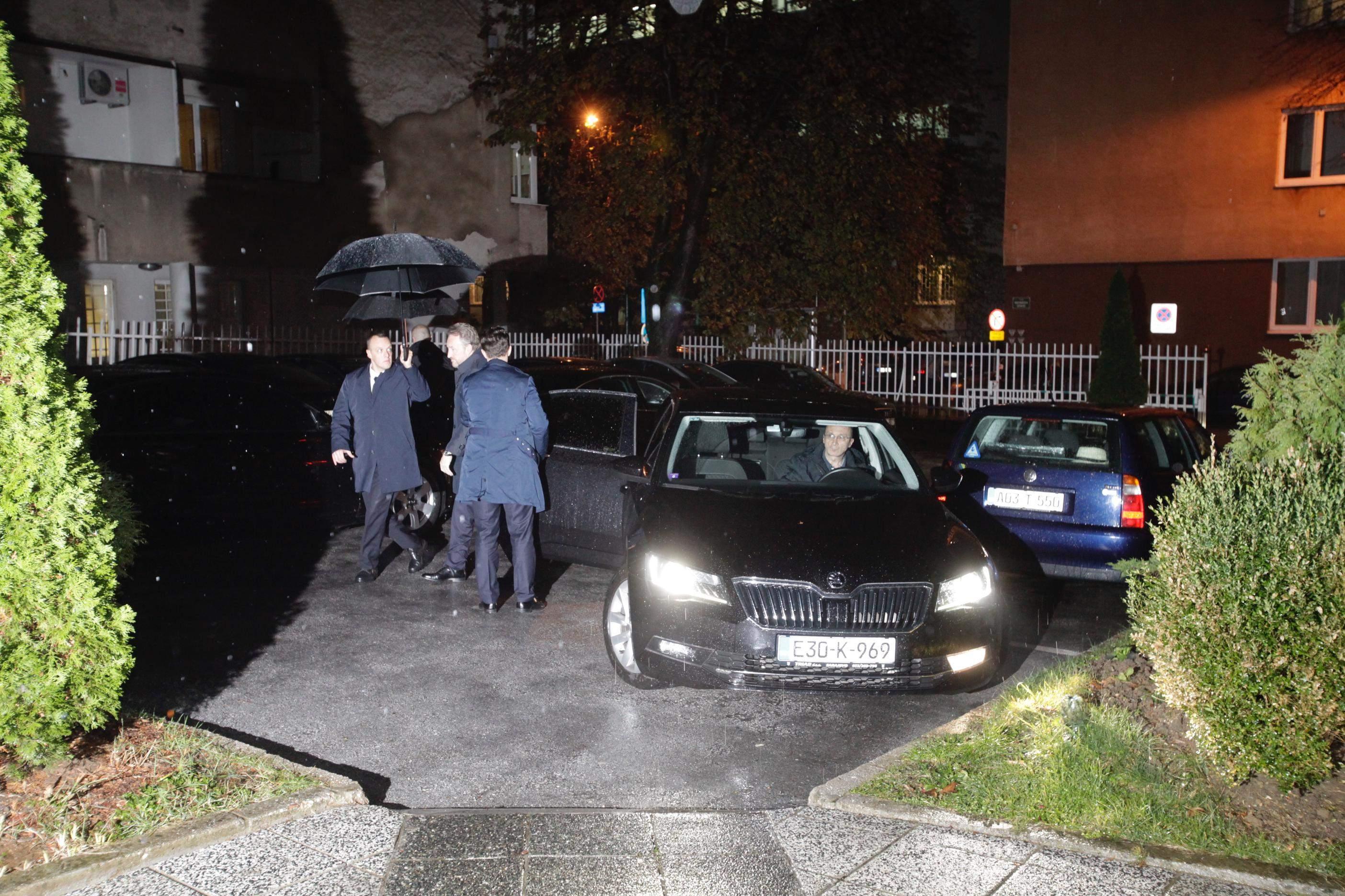 "Nezaposleni" Bakir sakrio da će zadržati policijsku pratnju i službeni automobil!