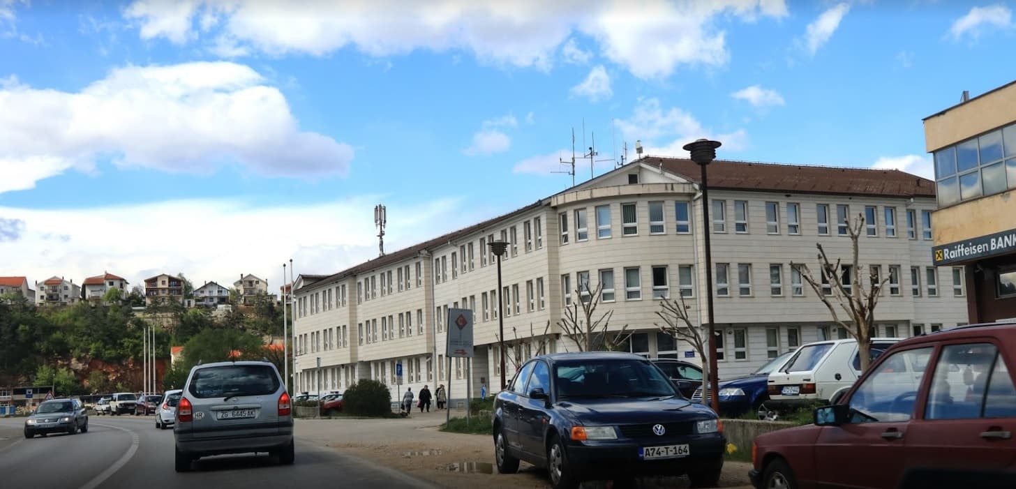 Očuh djevojčice nasrnuo na advokata, on se sakrio iza sudije
