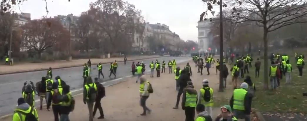 Haos na ulicama Pariza: Policija se sukobila s demonstrantima