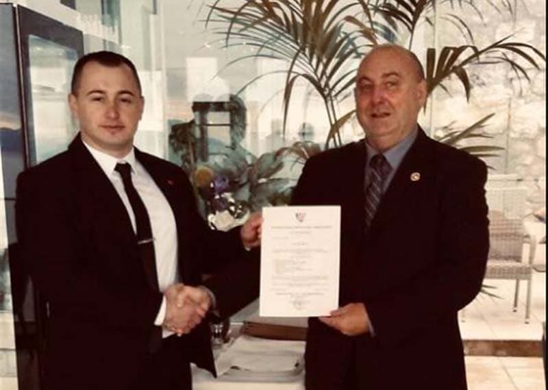 Bilić (lijevo) prilikom preuzimanja certifikata - Avaz