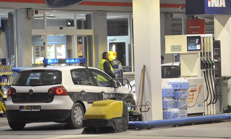 Razbojnici opljačkali benzinsku pumpu INA