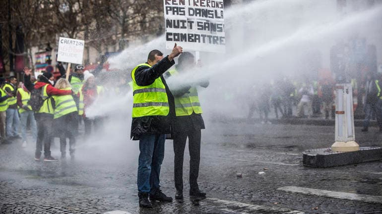 Zašto Putinovi trolovi slave nasilne demonstracije u Francuskoj?