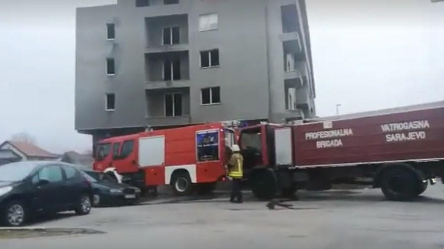Migranti zapalili vatru, oštećena dva automobila na Dobrinji