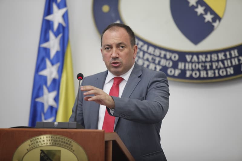 Crnadak: Ako zastava RS bude istaknuta na drugoj sjednici Predsjedništva, objavljujem kraj igre