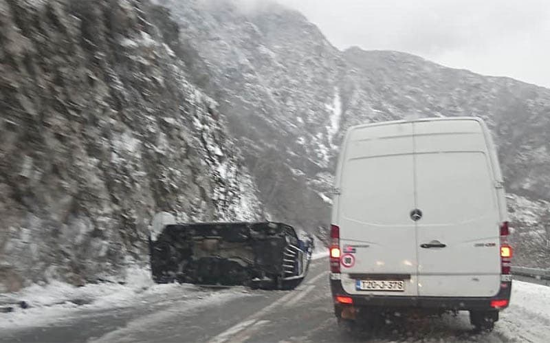Kod Jablanice se prevrnuo automobil, kilometarske kolone vozila