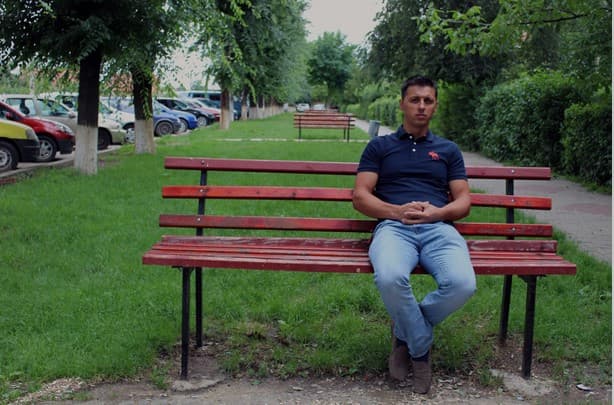 Petrica Manolachi sjedi na klupi u Iasiju - Avaz