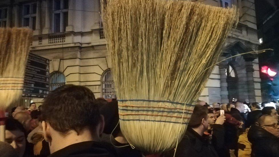 Treći protest u Beogradu: Metle, parole i "pet minuta buke"