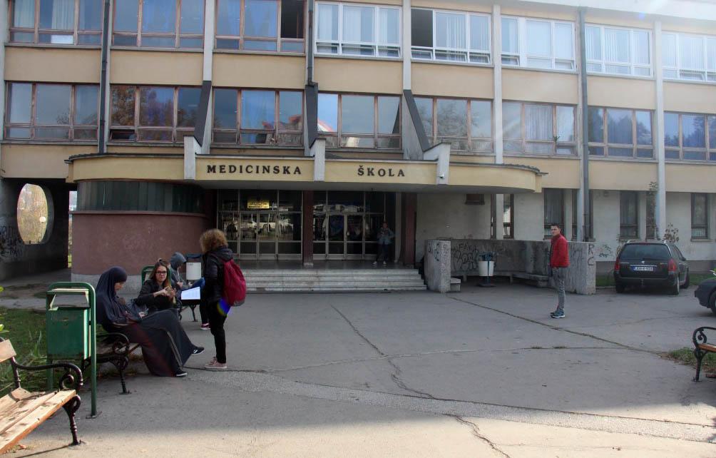 Profesor prijavljen da je nudio seks učeniku vraća se u školu!