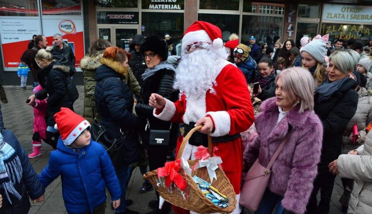 Mališani uživali u druženju s Djeda Mrazom
