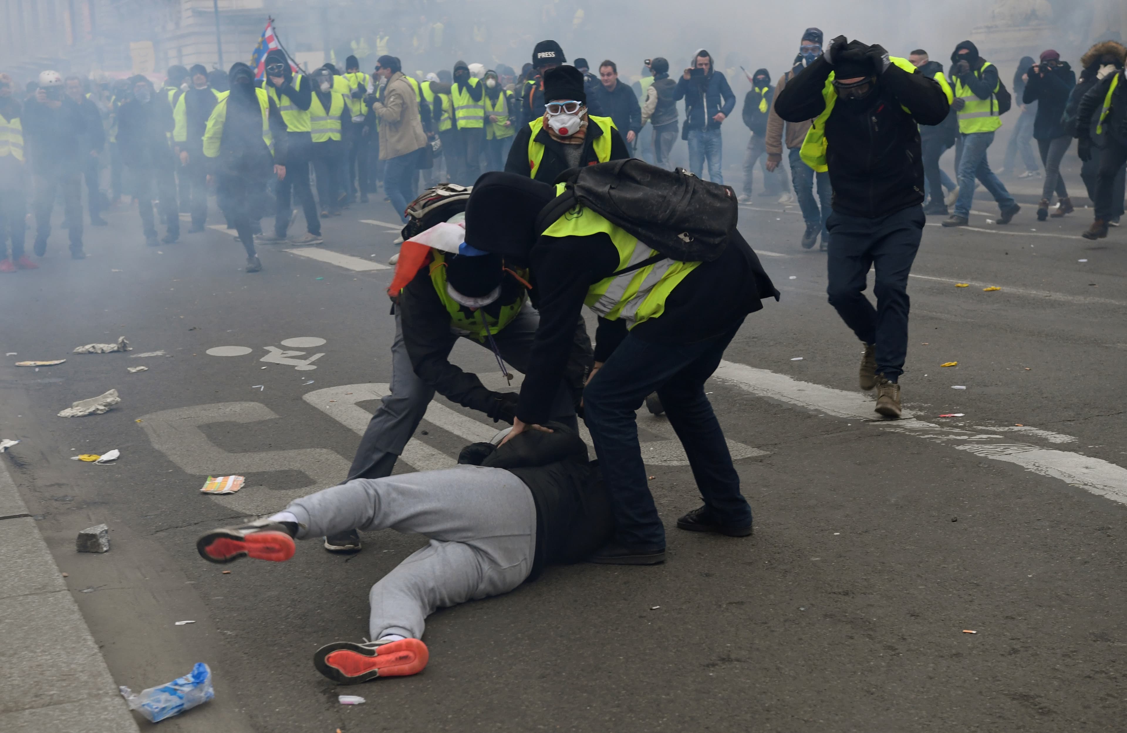 Nastavljaju se protesti "žutih prsluka"