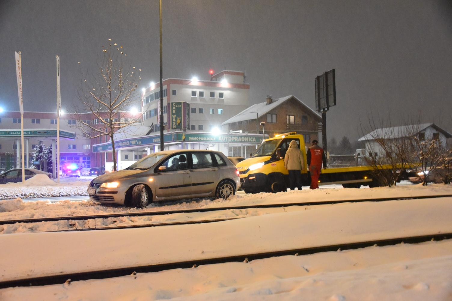 U sarajevskom naselju Stup vozilo sletilo s ceste