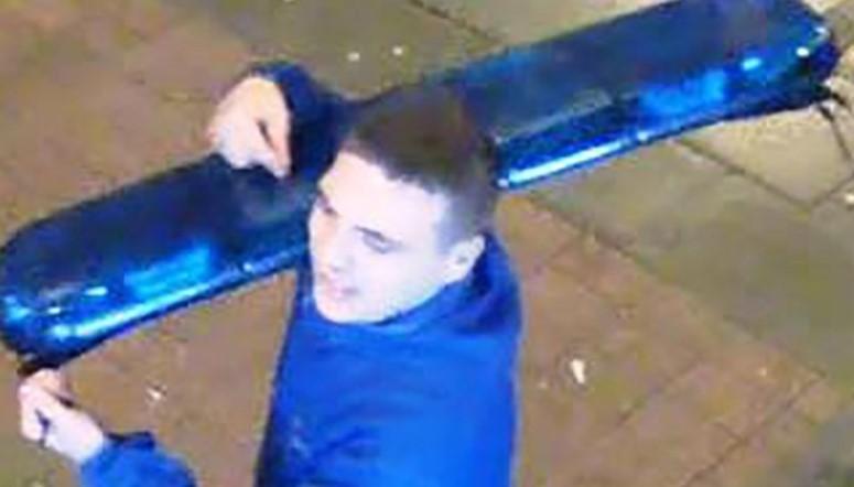 Britanska policija objavila fotografiju momka koji je ukrao rotaciono svjetlo sa automobila