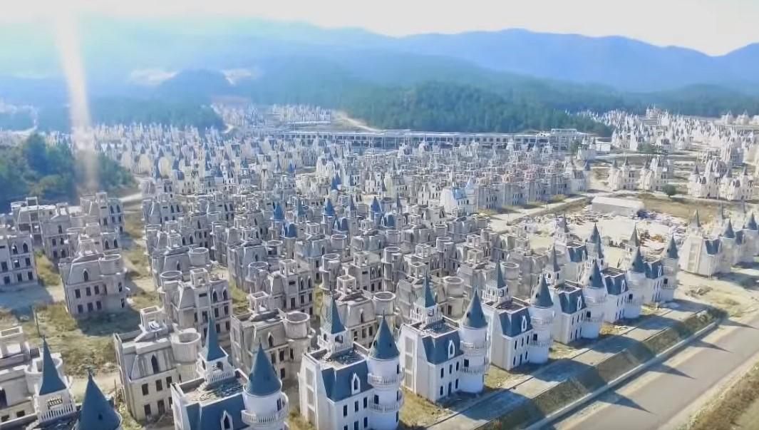 Naselje puno napuštenih vila izgleda poput groblja dvoraca