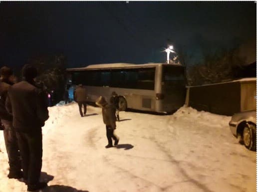Zbog neodržavanja puteva autobus umalo završio u provaliji