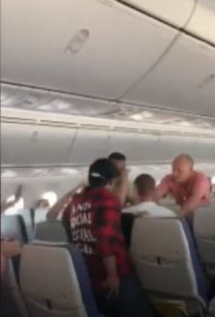 Zbog masovne tučnjave, avion morao prisilno sletjeti