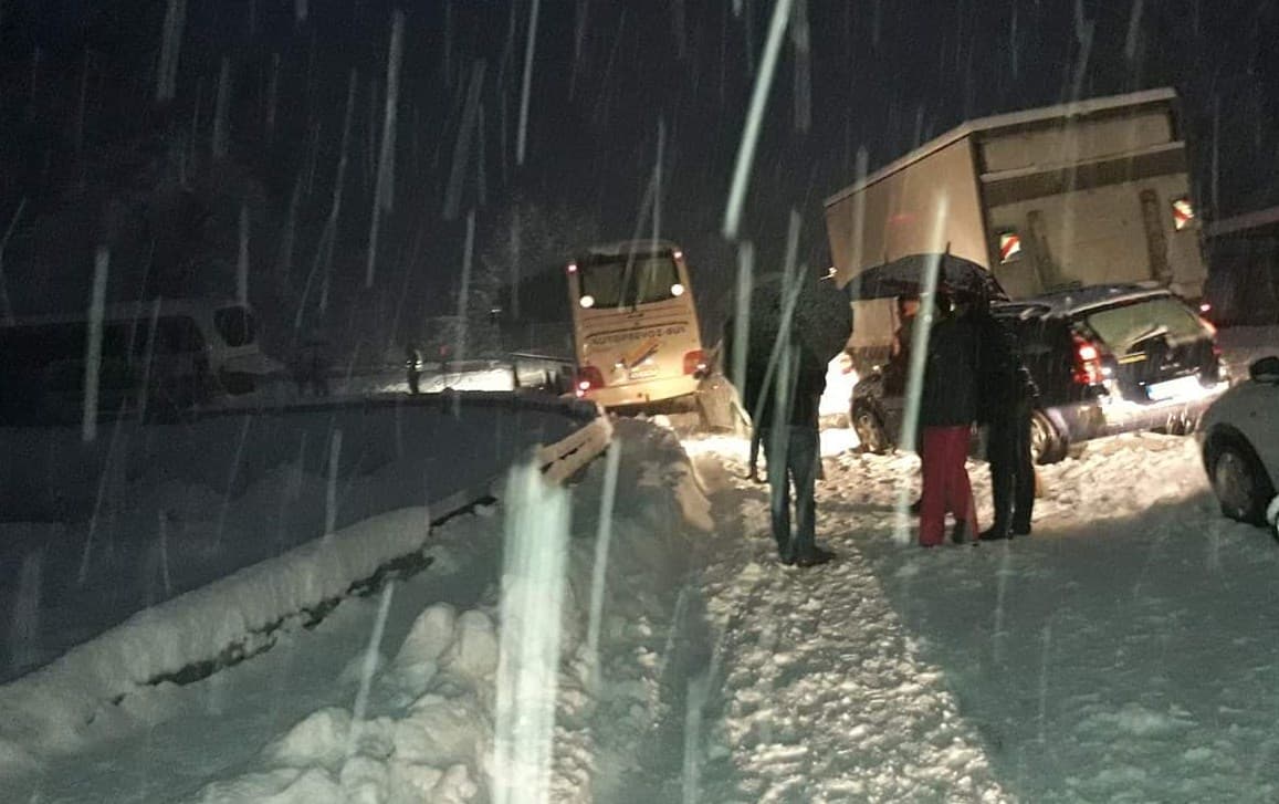 Saobraćajni kolaps: Dva autobusa zaglavila kod Jablanice