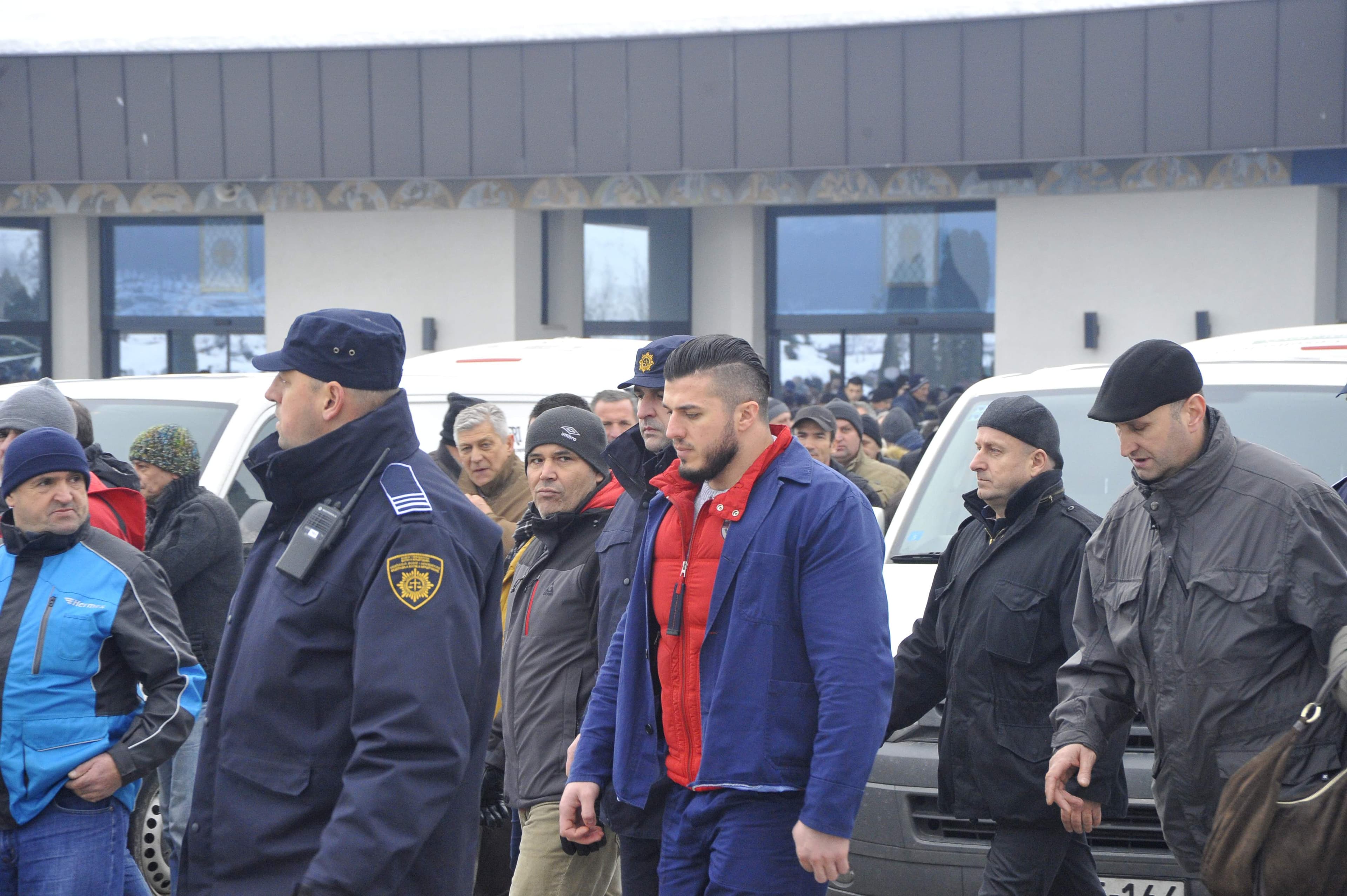 Amel Sejfović bez lisica na rukama oprostio se od oca
