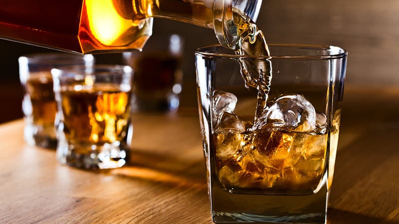 Ako kašljete i kišete, popijte viski: Alkoholno piće će momentalno ublažiti simptome prehlade