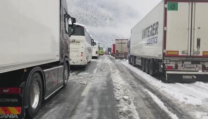 Snijeg blokirao hiljade vozila na autoputu u Italiji