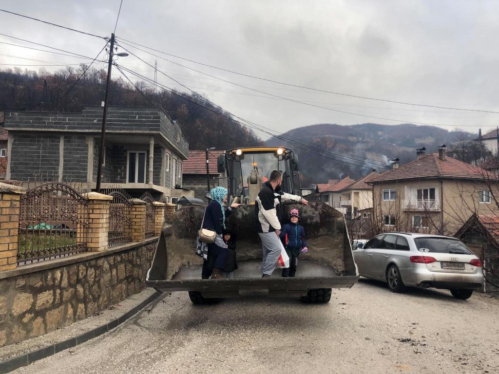 Mještane Ričica kroz bujicu prevoze bagerom
