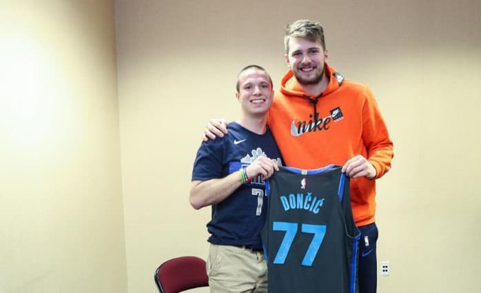 Dončić posjetio teško oboljelog navijača i poklonio mu dres