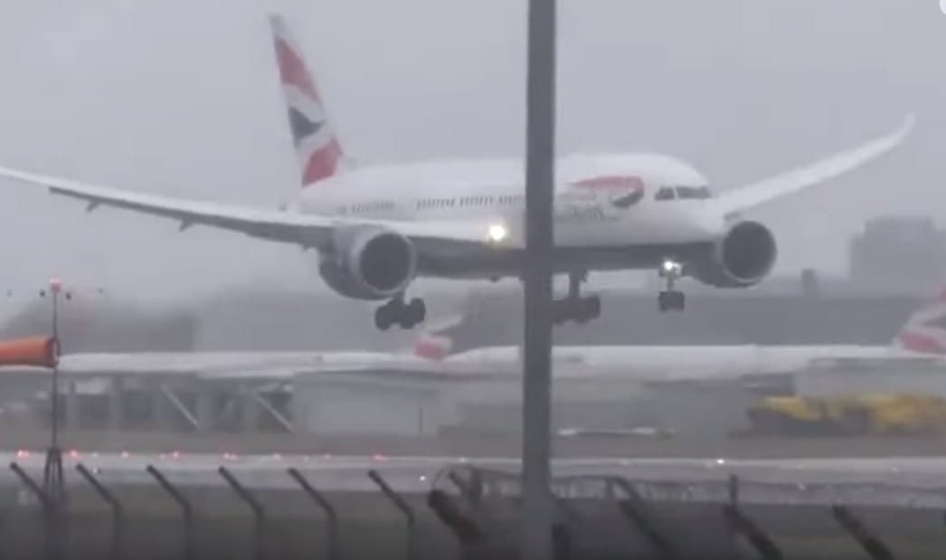 Avion u Londonu se zbog oluje odbio od piste, skoro došlo do katastrofe