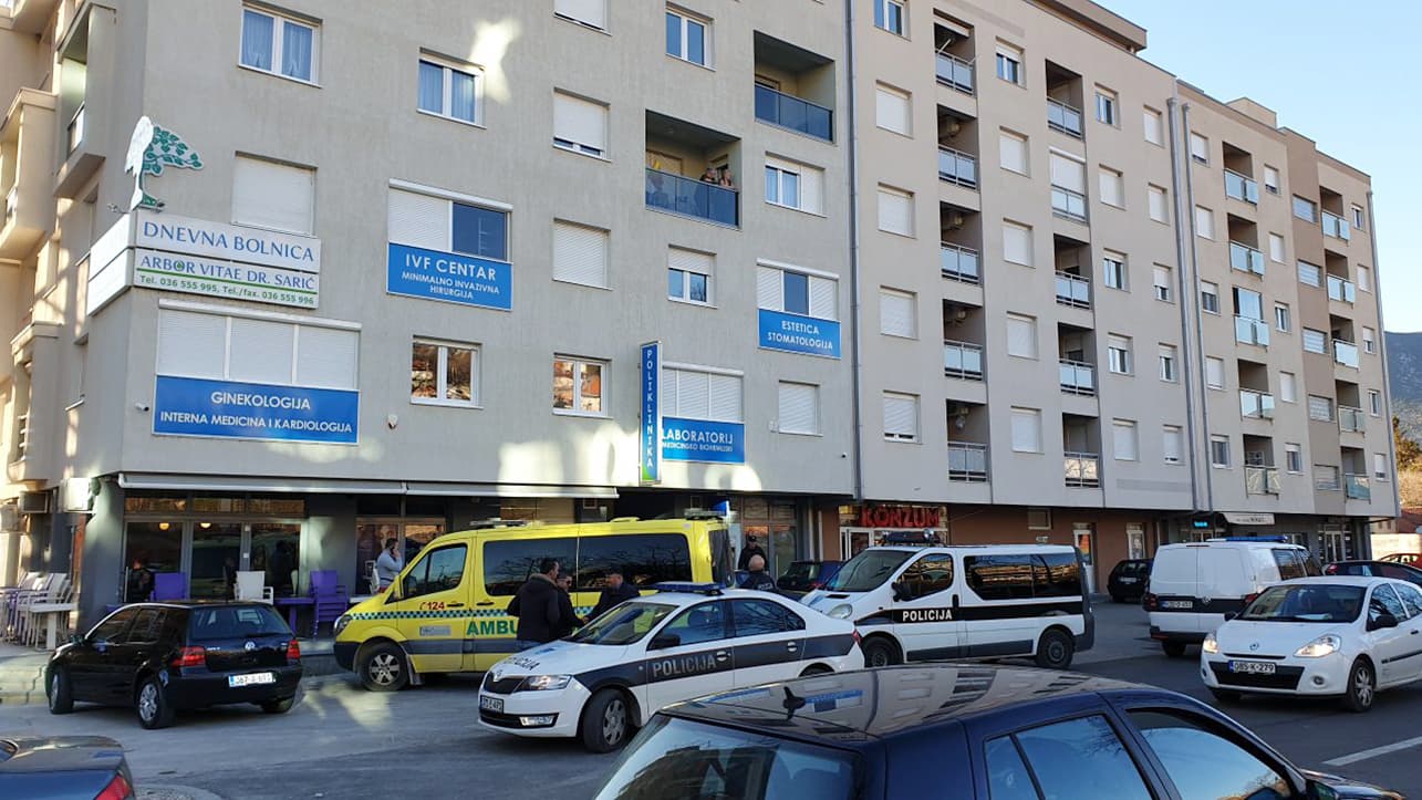 Žena se bacila s balkona zgrade