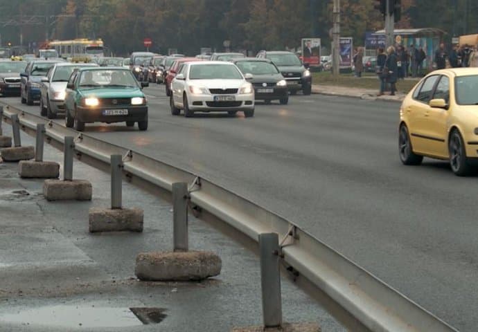 U većem dijelu BiH saobraća se po suhom i mjestimično vlažnom kolovozu