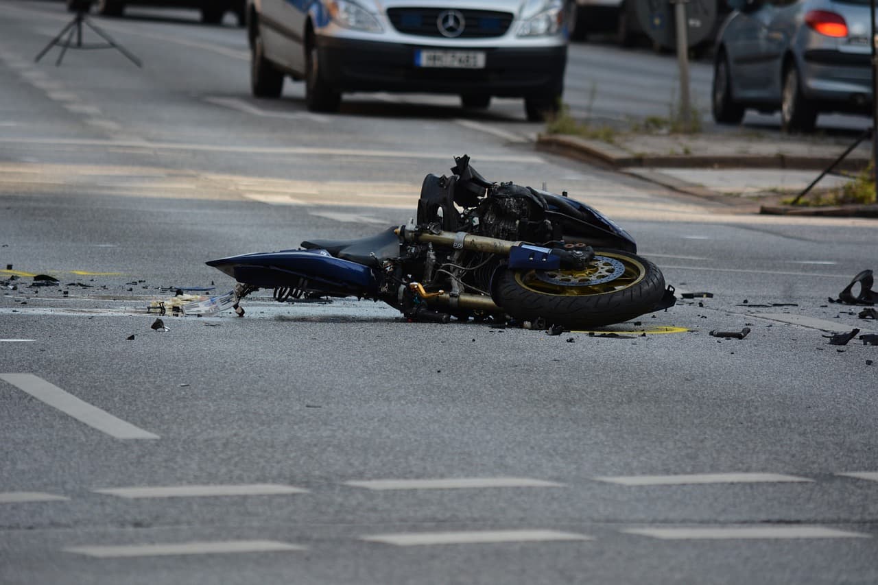 Teška saobraćajna nesreća: Auto udario u motocikl, žena odletjela nekoliko metara