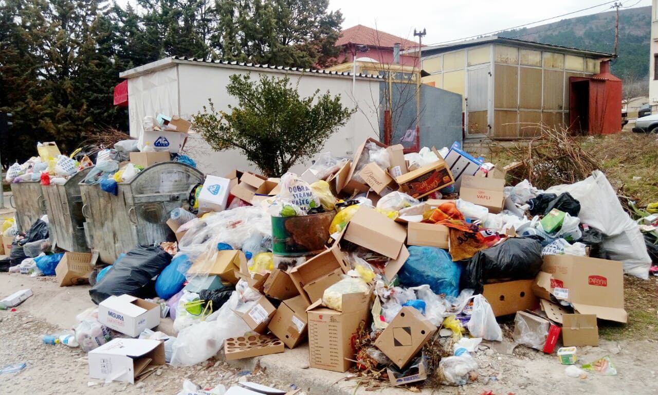 Bileća: Zbog ogromnih količina smeća građani strahuju od zaraza - Avaz