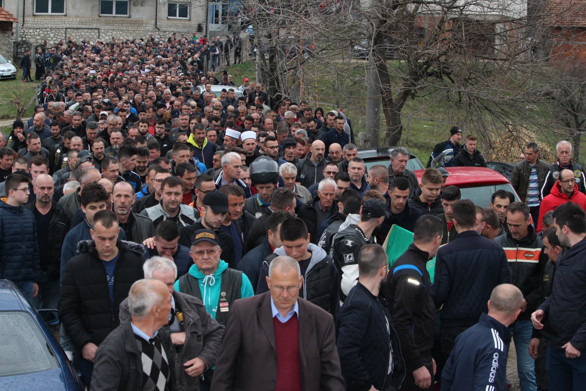 Klanjana dženaza motociklisti Enesu Sarajliću: Babići zavijeni u crno, izgubili dobrog i poštenog sugrađanina