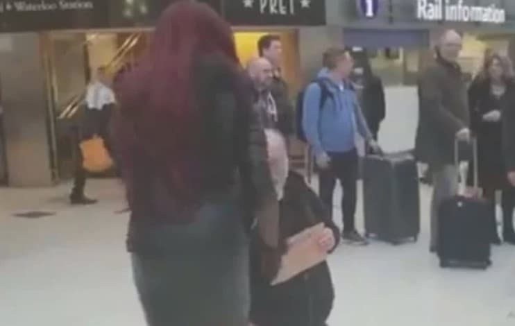 Zbog njihovog ponašanja intervenirala policija: Žena muškarca vodila na uzici