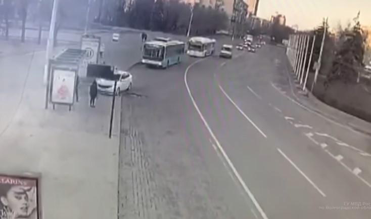 Žena automobilom u punoj brzini pokosila djevojku na autobuskoj stanici