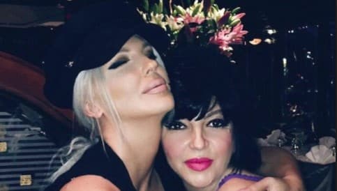 Jelena Karleuša satima ležala pored preminule majke, a onda je okupala, obukla i našminkala