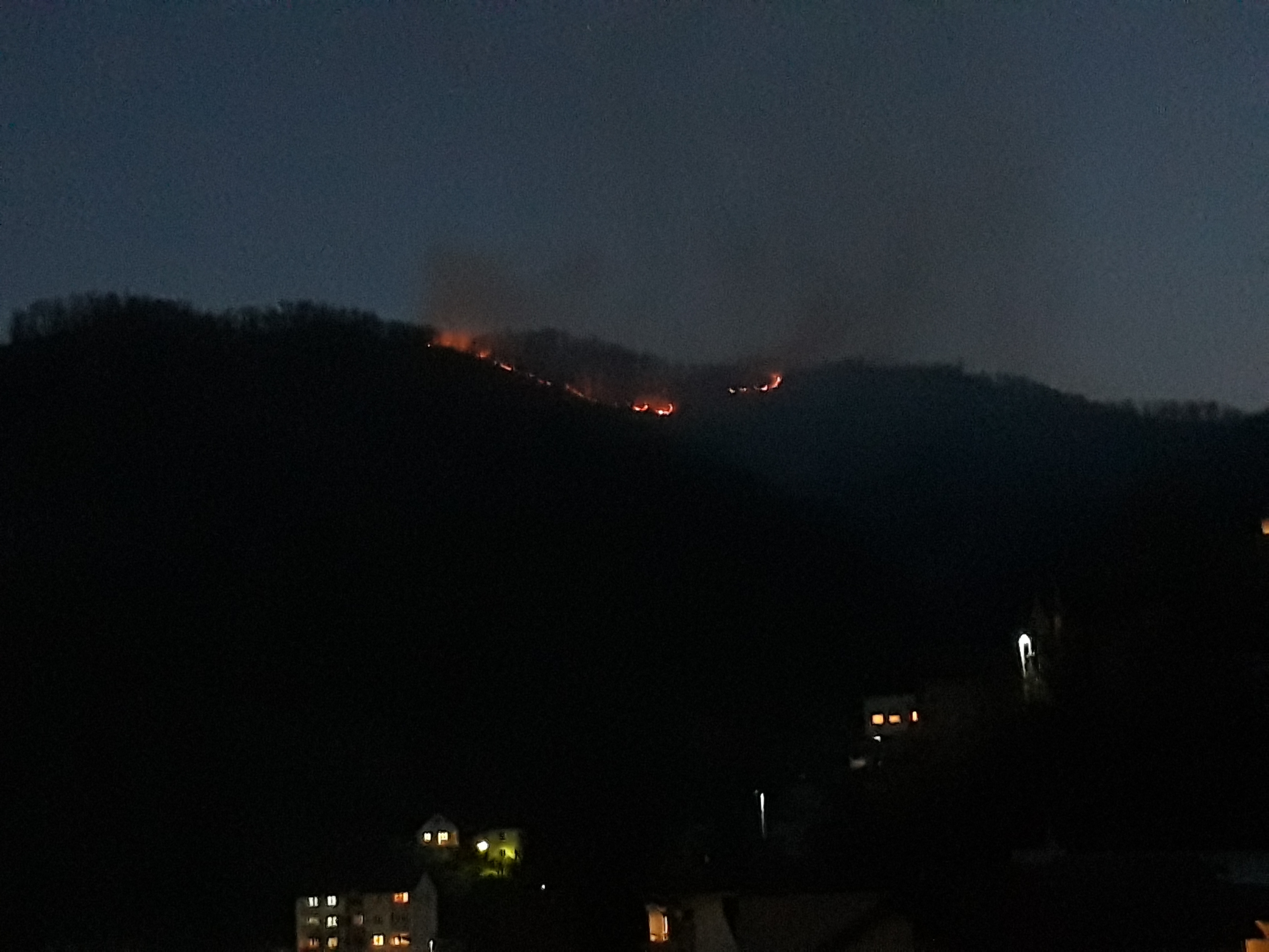 Iznad naselja Tušćica u Konjicu izbio veći požar