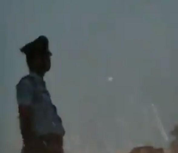 Najuporniji policajac na svijetu: Kiša ne prestaje pljuštati, a on i dalje regulira saobraćaj
