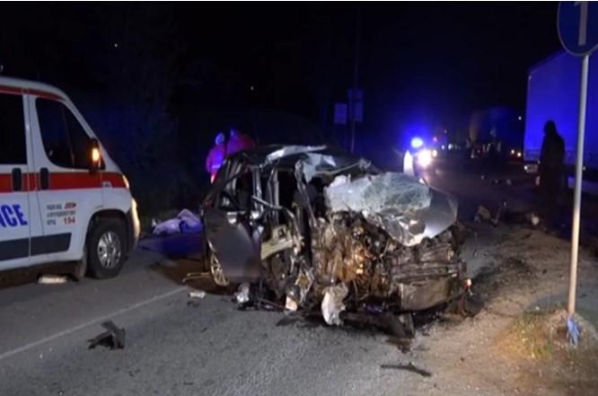 Stravična nesreća kod Beograda: Zakucali se u šleper, dva mladića poginula