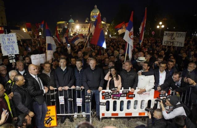 Novi protesti u Beogradu: Srušene zaštitne ograde, jedna osoba pretučena