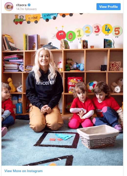 Rita Ora obišla djecu na Kosovu