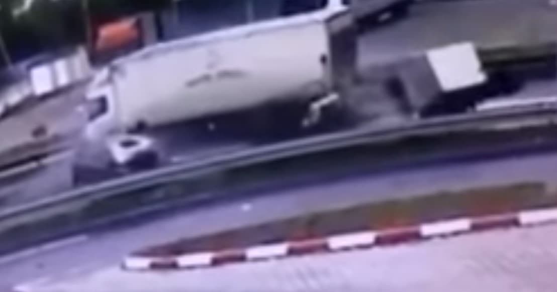Uznemirujući snimak nesreće kod Kraljeva: Pokušao preteći traktor, a onda se zakucao direktno u kamion