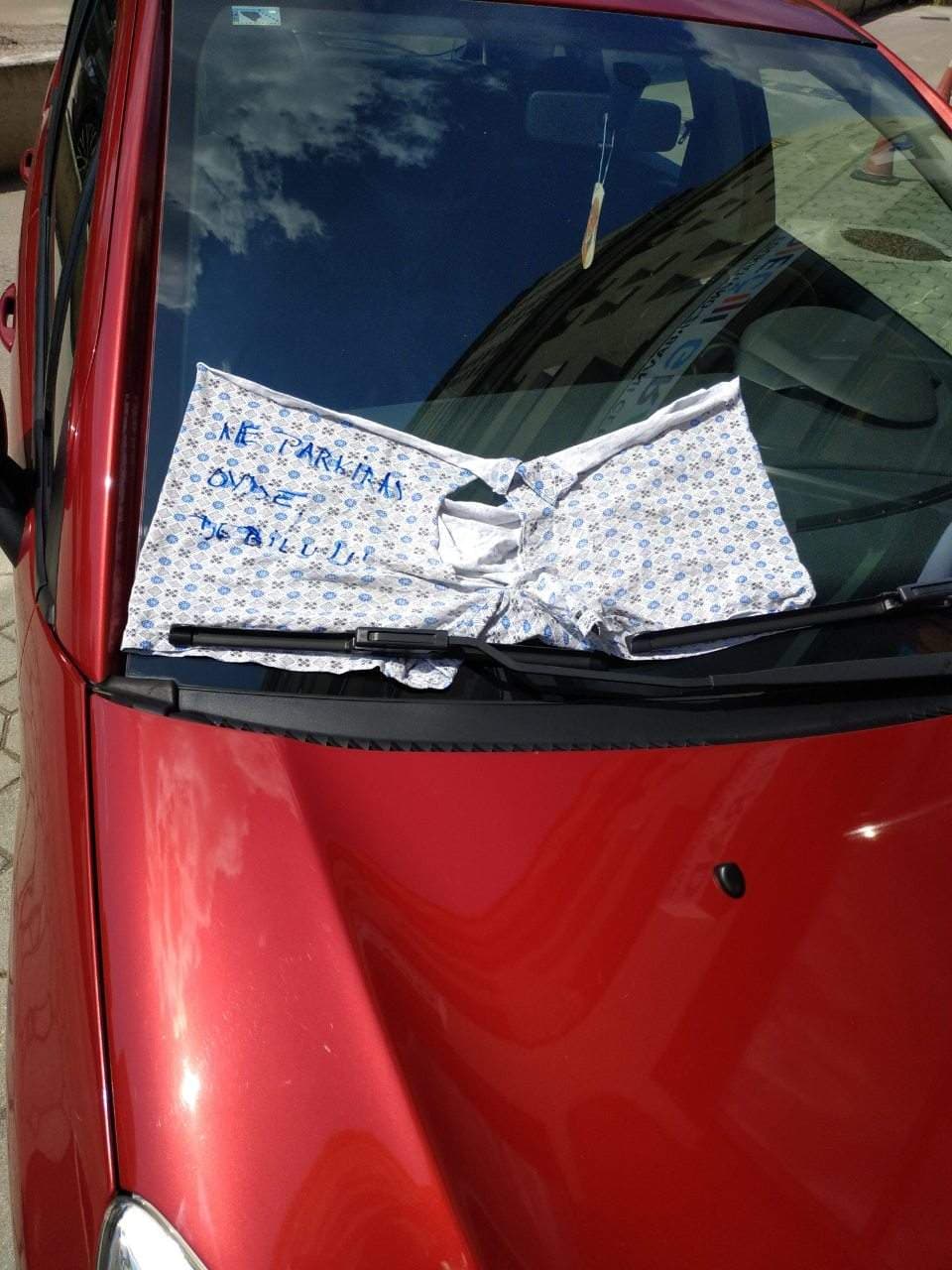 Na poderanim boksericama napisali "Ne parkiraj, debilu"