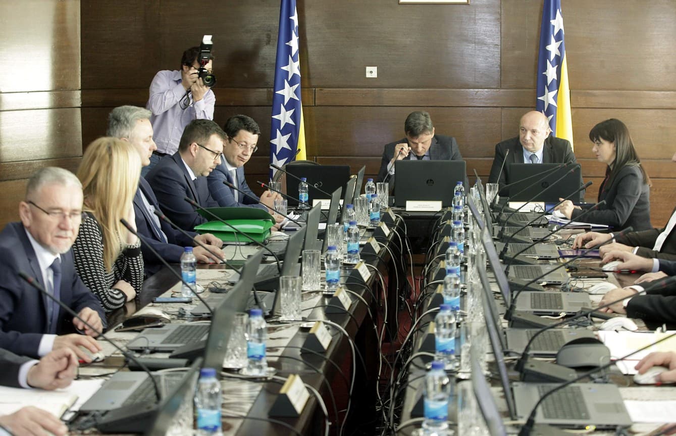 Federacija BiH izdvaja 10 miliona za cvijeće, seminare, poklone, usisivače, hotele...