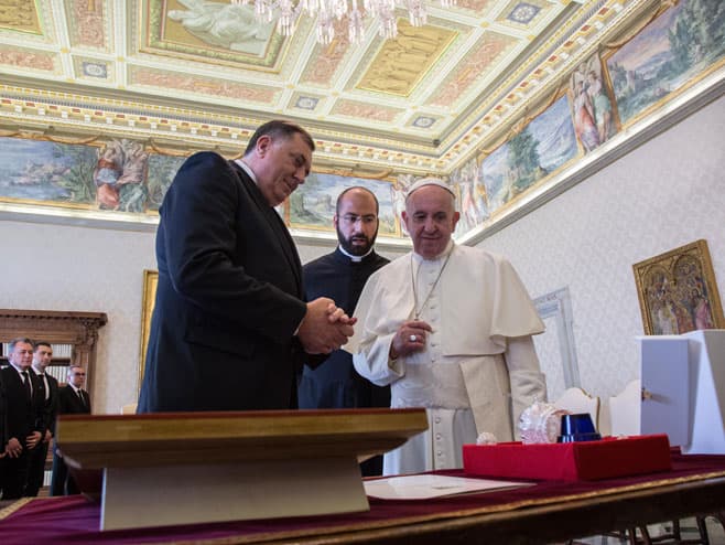 Papa poklonio Dodiku povijesnu izjavu koju je potpisao s imamom džamije Al-Azhar