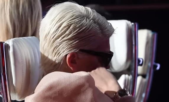 Jelena Karleuša pukla na snimanju "Granda": Kad je začula riječi pjesme, briznula je u plač, a onda pokrila glavu rukama