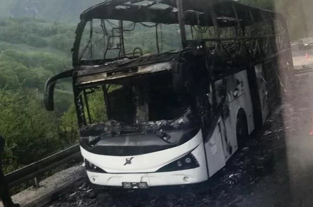 Autobus na Bradini izgorio u potpunosti
