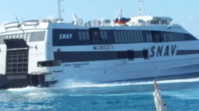 Brod za Split se pokvario nasred Jadrana, 250 putnika satima pluta